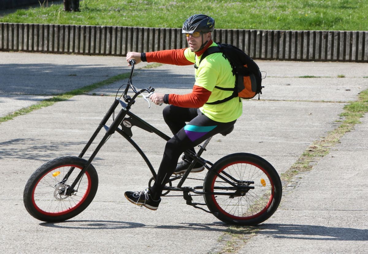 Minister dopravy Roman Brecely dnes prišiel na ministerstvo na dvoch kolesách a podporil tak kampaň Do práce na bicykli.

