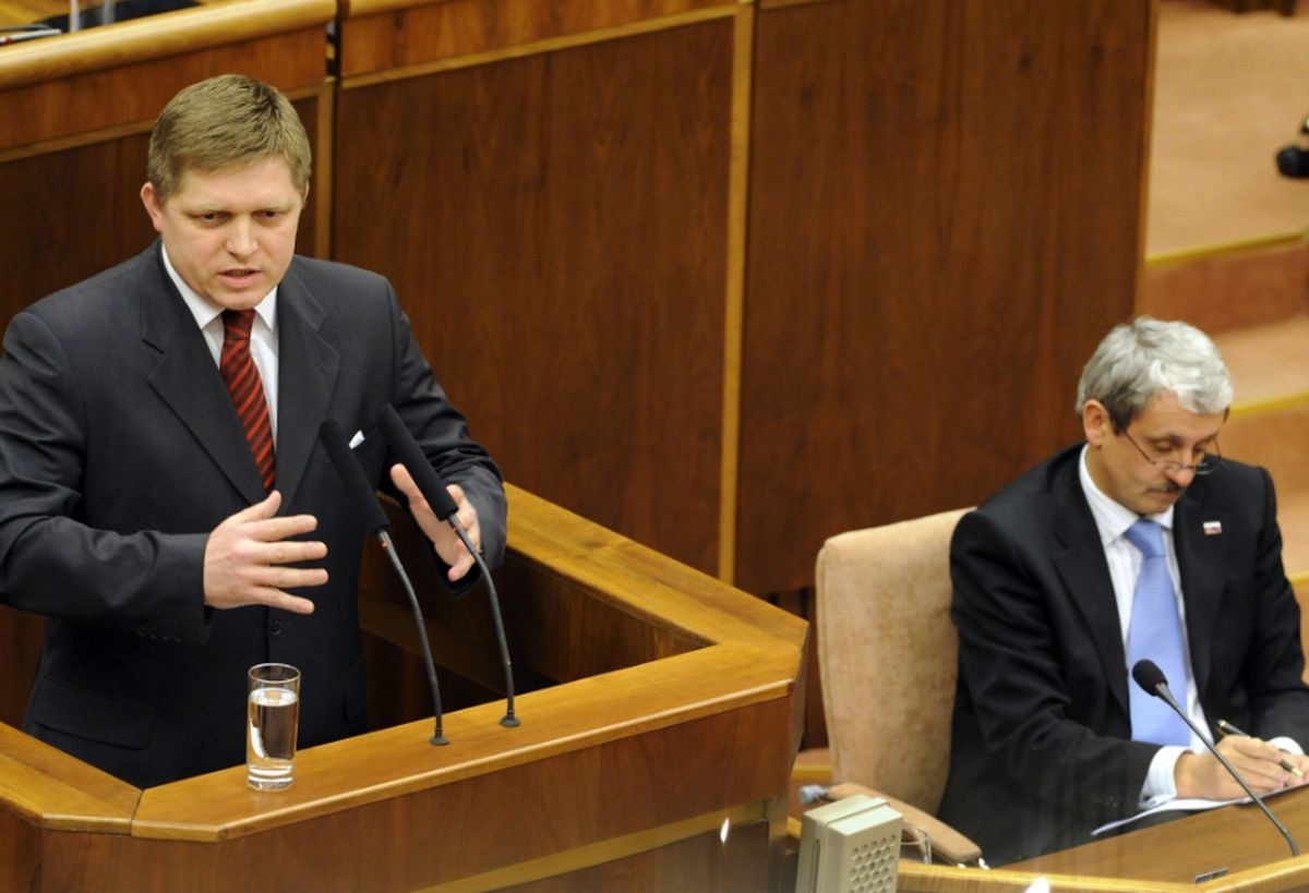 Súčasný premiér Robert Fico a bývalý premiér Mikuláš Dzurinda