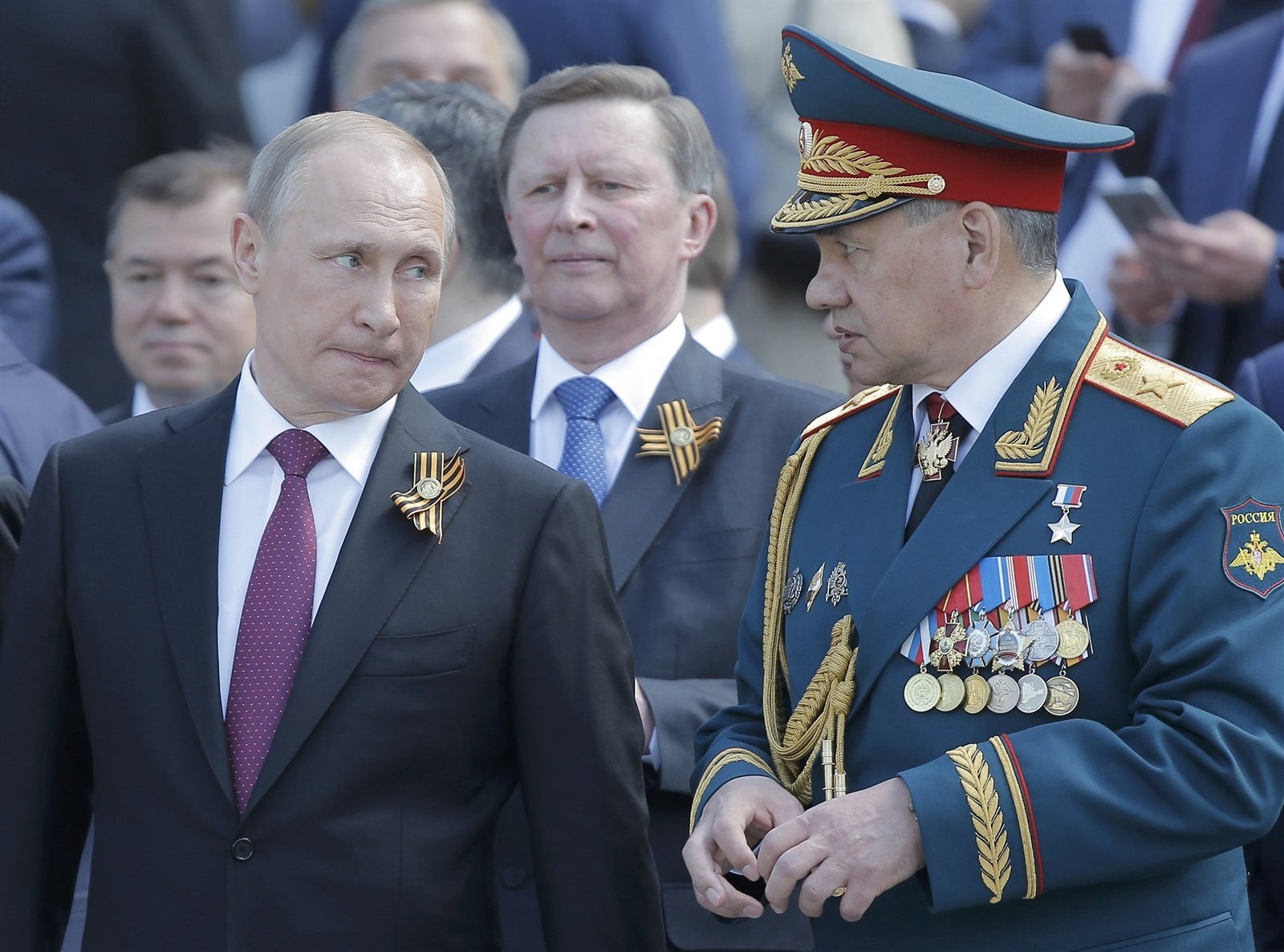 Vladimír Putin a ruský minister obrany Sergej Šojgu. Uprostred je šéf prezidentskej  kancelárie Sergej Ivanov. 