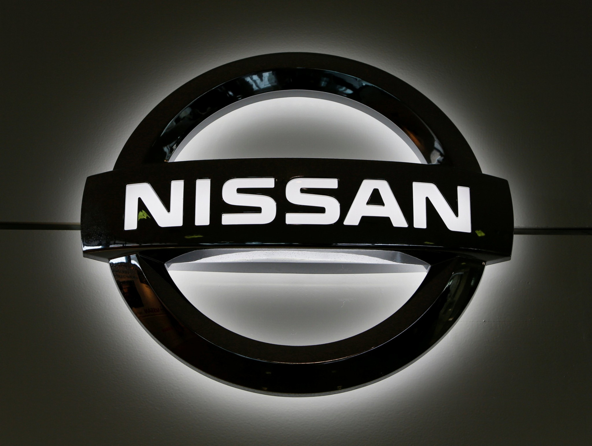 Logo spoločnosti Nissan Motors, ktorá kupuje podiel v Mitsubishi.