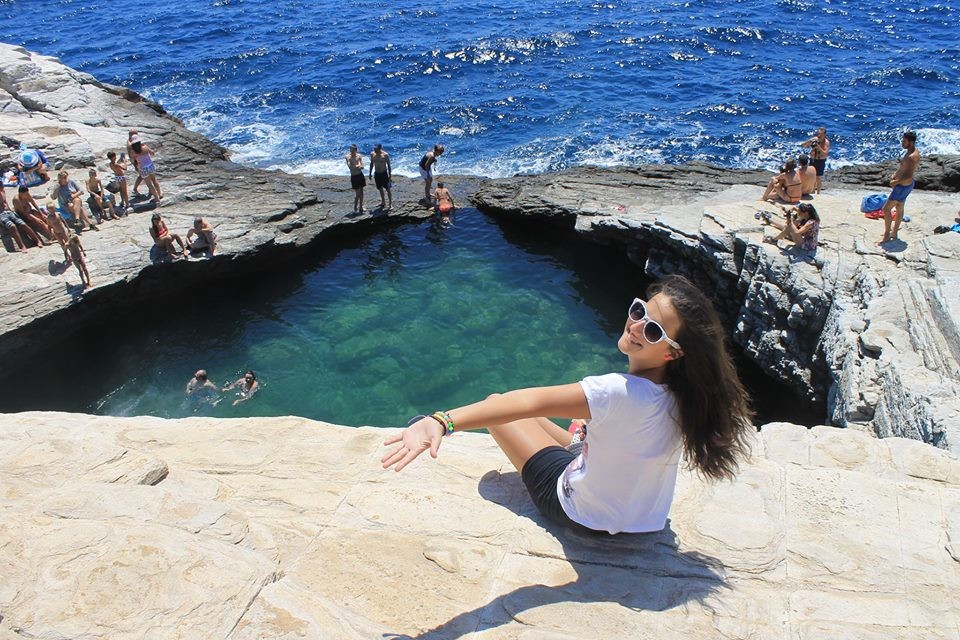 Giola je prírodný bazén na gréckom ostrove Thassos. Návštevníci sa k nemu dostanú len dlhšou chôdzou, ale ak sa tam raz dostanú, vychutnajú si takmer súkromný bazénový rezervoár s panensky čistou vodou.  
