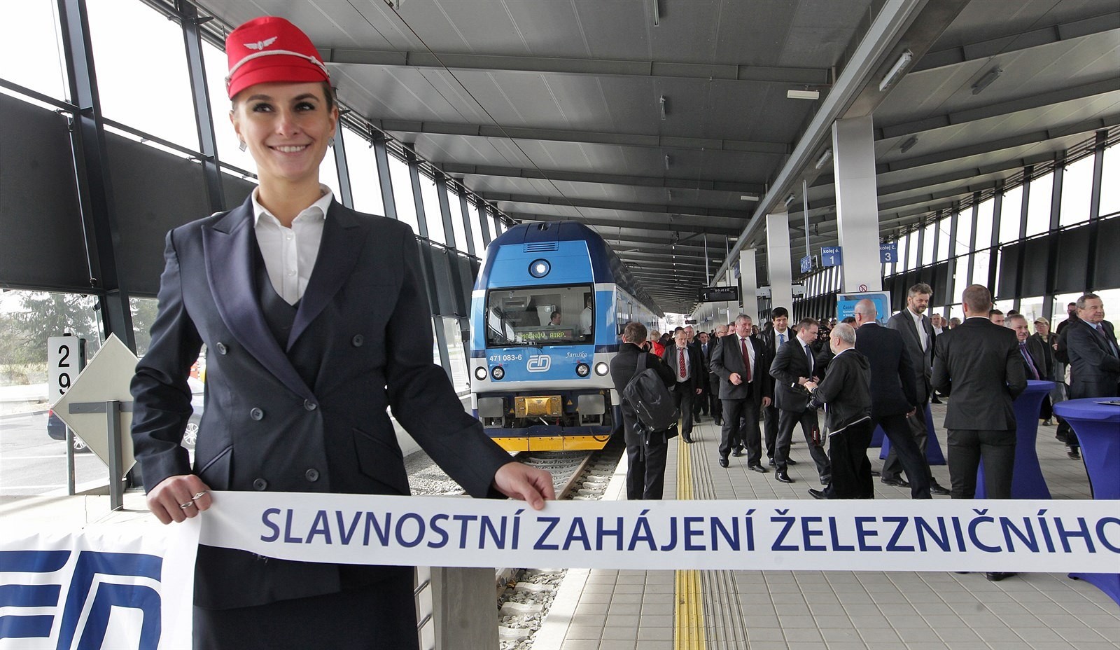 Dostať sa vlakom z centra mesta priamo na letisko je štandard väčšiny veľkých európskych veľkomiest. Na Slovensku a v Česku to však ani zďaleka neplatí. Vlakové spojenie k lietadlu by ste sotva hľadali v Prahe, Brne, Bratislave či Košiciach. Jedinou výnimkou na území bývalého Československa je Ostrava. Vlani tam slávnostne otvorili trojkilometrovú železničnú prípojku k letisku v Mošnove. Má to však háčik.

Letisko Ostrava-Mošnov denne prepraví v priemere pár stoviek cestujúcich na troch či štyroch pravidelných linkách. Tých má odviesť do mesta približne 10 vlakov s celkovou spiatočnou kapacitou 6-tisíc miest. Absurdistan po ostravsky. Málo letov v kombinácii s riedkym (ale mimoriadne “kapacitným”) vlakovým spojením a absenciou koordinácie znamená, že s vysokou pravdepodobnosťou zmeškáte spoj, alebo budete čakať tak dlho, že si radšej zavoláte taxík. 

Jedným z argumentov v prospech novej trate by mohla byť priemyselná zóna, ktorá sa nachádza blízko letiska. Čiastočne by teda nová trať mohla slúžiť aj jej zamestnancom. Argumentom môže byť aj budúcnosť a prípadný rozvoj letiska v Ostrave.

V každom prípade, v prospech “absurdistanu” hovorí aj fakt, že stavba za takmer miliardu českých korún bola z veľkej časty financovaná z eurofondov. A potvrdzujú to aj oficiálne miesta. „Keby nebolo dotácie, určite by sme o železnici neuvažovali. Je to veľmi nákladná investičná akcia,” priznal pre český denník MF Dnes zástupca hajtmana Moravskosliezkeho kraja Daniel Havlík (ČSSD).
