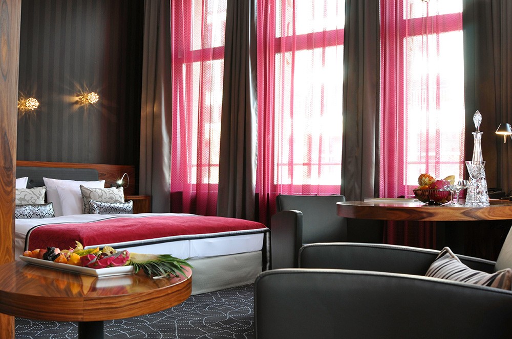 Hotel Gendarm Nouveau sa nachádza na populárnom Gendarmenmarkt námestí v Berlíne. Hostia si môžu vybrať medzi 43 elegantnými izbami a suitami. Ponúkajú aj širokú ponuku raňajok na siedmom poschodí v panoramatickom salóniku, ktorú ponúka nádherný výhľad na celé mesto. 
Cena izby je od 88 eur za noc. 