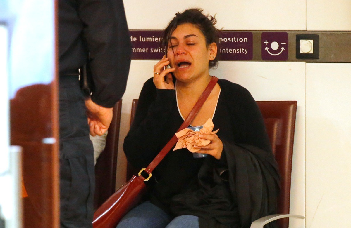 Príbuzná plače po zmiznutí lietadla Egyptair