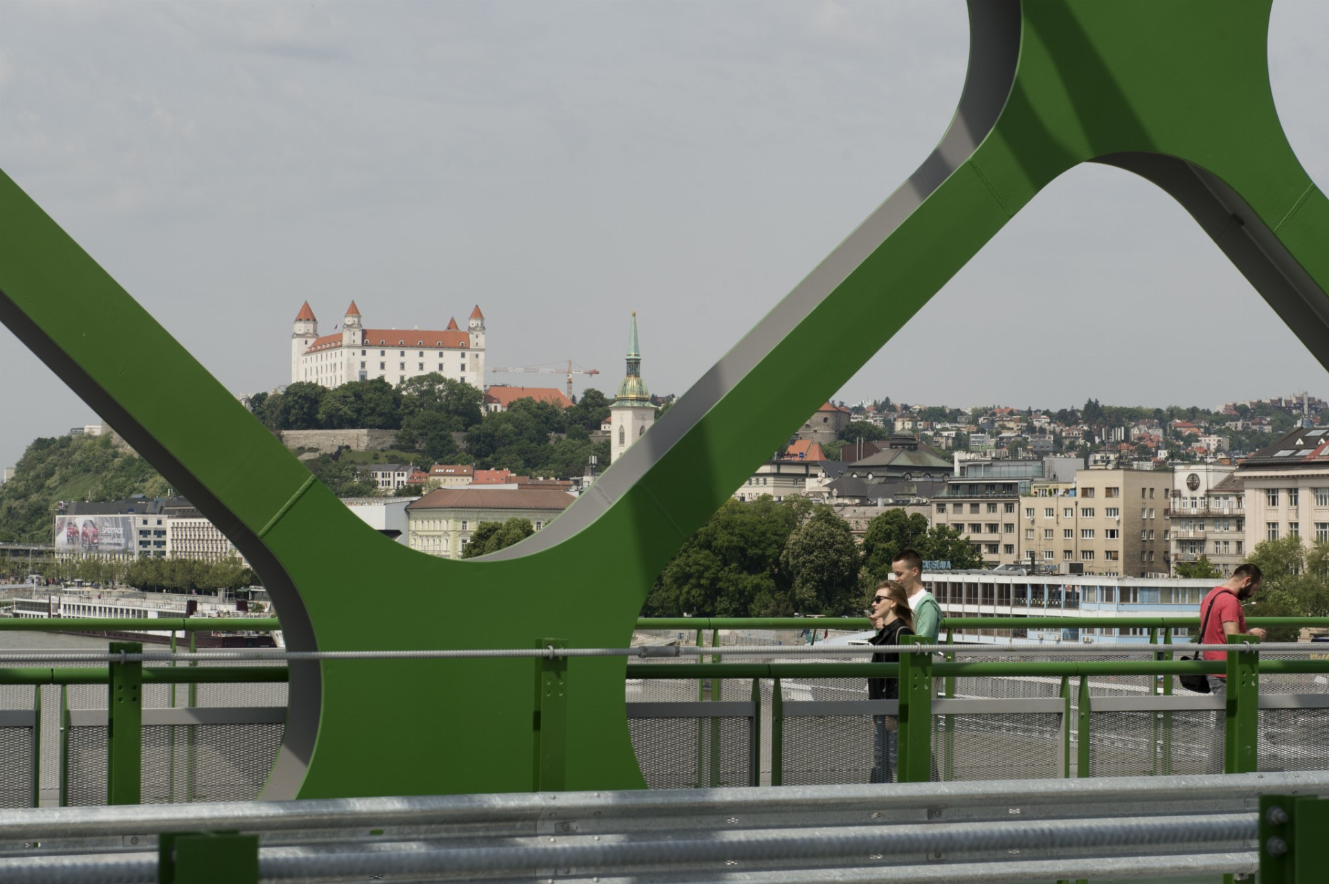 V Bratislave otvorili Starý most pre cyklistov a peších.