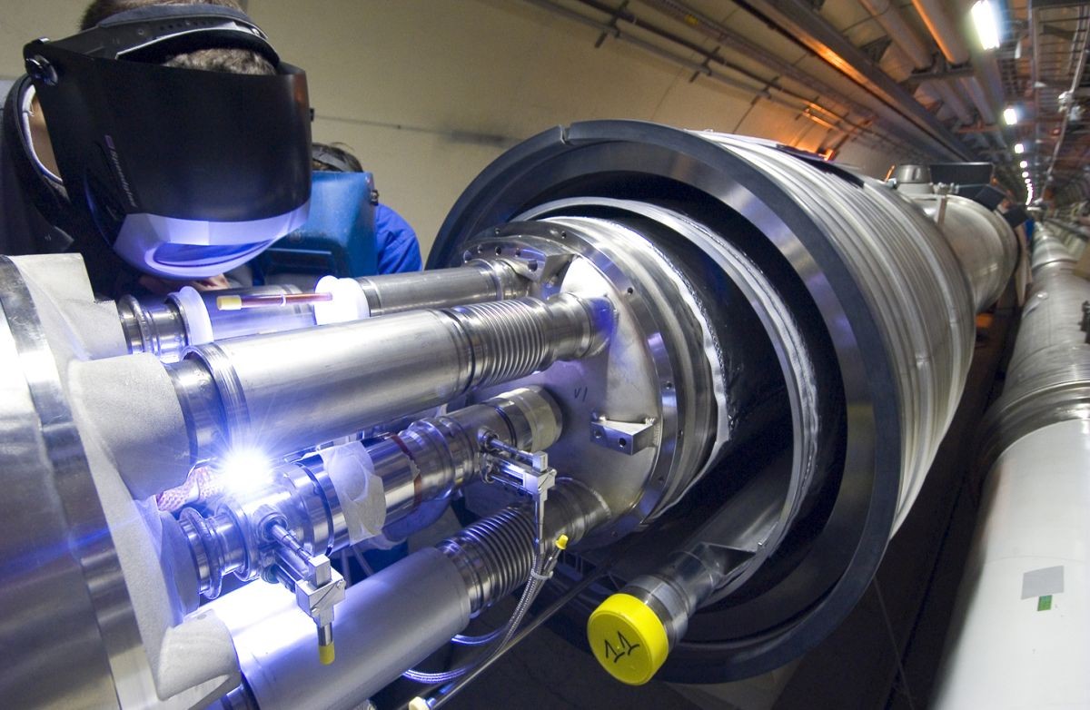 Vývojové stredisko CERN minulo niekoľko stoviek miliónov švajčiarskych frankov na vyprodukovanie bilióntinu gramu antihmoty. V prepočte by gram tejto látky stál kvadrilióny frankov. V eurách sa gram antihmoty odhaduje na 17 biliónov - 17 000 000 000 000 eur.