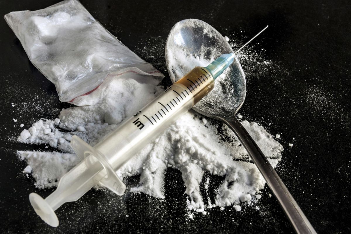 Jedna dávka heroínu môže predstavovať množstvo od 10 miligramov po niekoľko stoviek miligramov. Heroín je považovaný za jednu z najdrahších drog, gram stojí zhruba 72 eur.