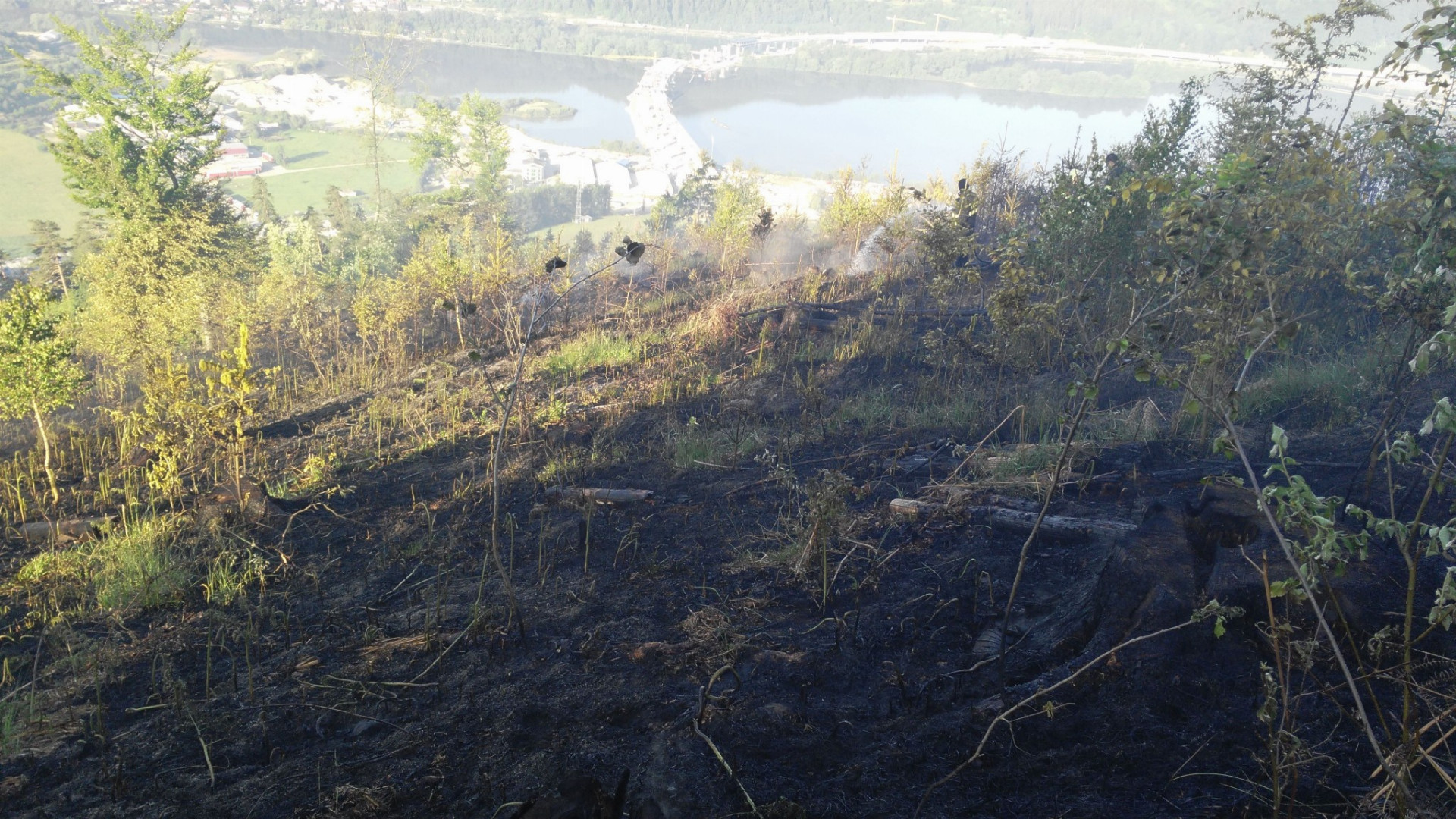 Tri desiatky profesionálnych aj dobrovoľných hasičov likvidovali v pondelok od polnoci 23 mája 2016 požiar lesného porastu nad mestskou časťou Žiliny – Považský Chlmec. Lokalizovať sa im ho podarilo o pol šiestej ráno. 