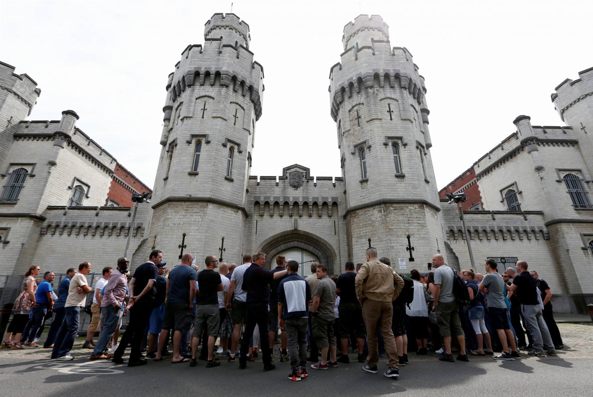 Belgickí pracovníci väzenia Saint-Gilles v štrajku proti znižovaniu miezd.