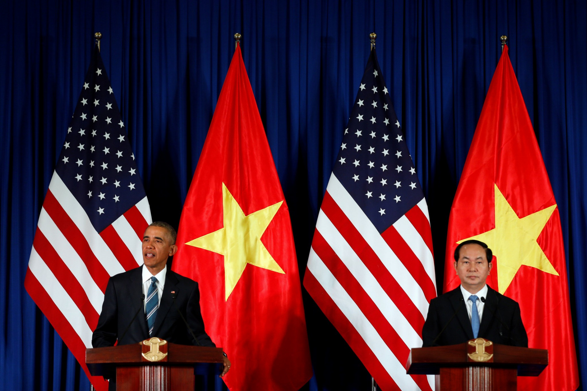 Barack Obama sa zúčastnil na tlačovej konferencii s vietnamským prezidentom Tran Quang Daiom v prezidentskom paláci v Hanoji.
