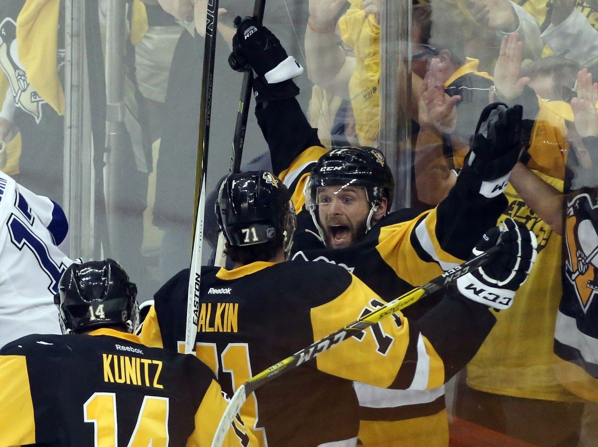 Hráči Pittsburghu oslavujú postup do finále NHL