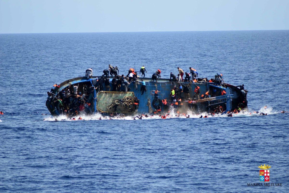 utečenci migranti loď potomenie stredozemné more