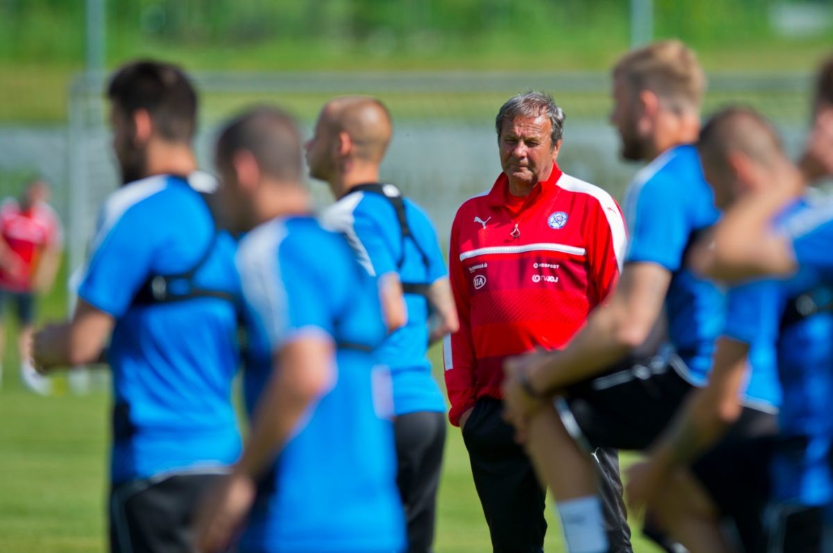 Tr&eacute;ner futbalovej reprezent&aacute;cie J&aacute;n Koz&aacute;k