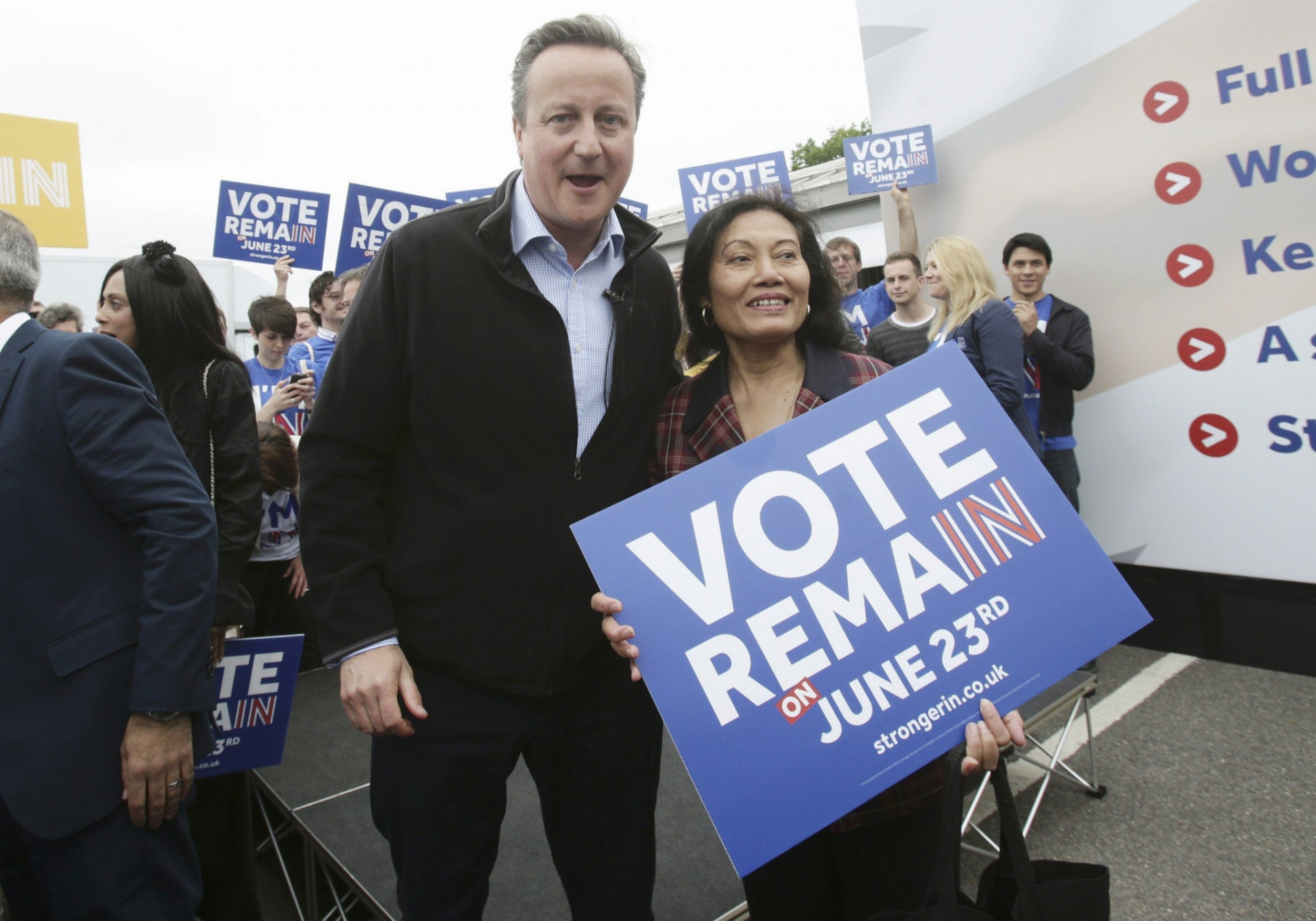 David Cameron agituje za zotrvanie Veľkej Británie v EÚ aj v uliciach anglických miest.