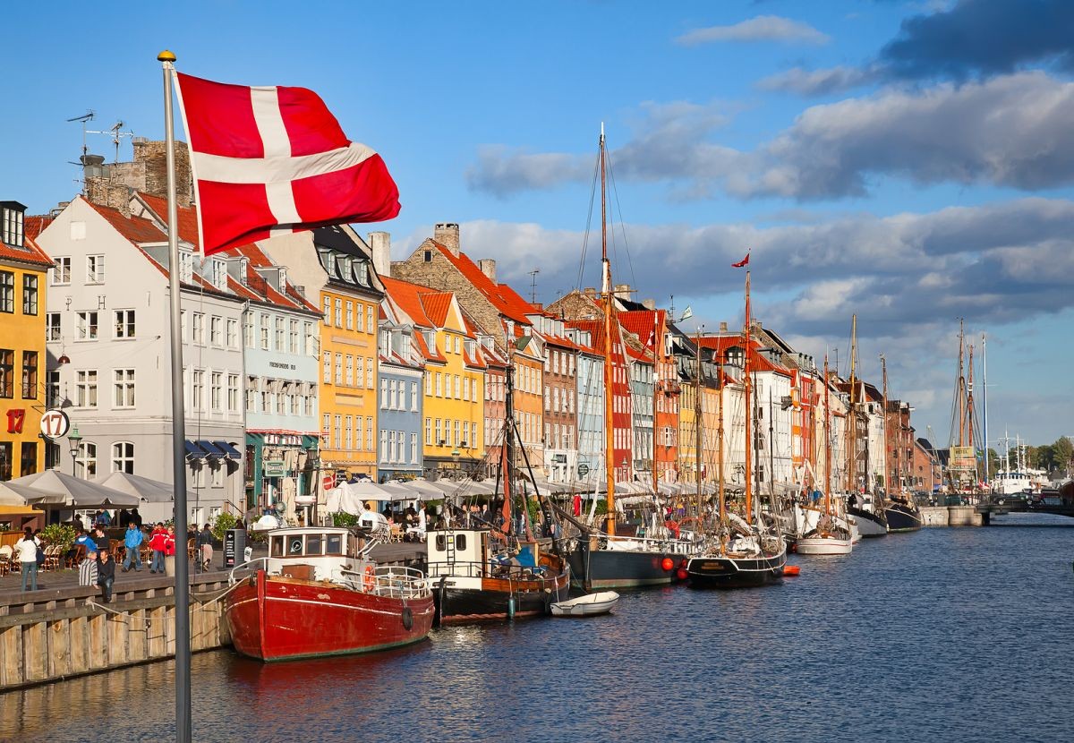 32,64 hodín za týždeň. Kodaň bola nedávno zvolená za mesto s 9. najvyššou kvalitou života na svete. Zrejme k tomu prispel aj uvoľnený prístup k práci. Obyvatelia mesta strávia v práci o 11,4% menej času, ako je globálny priemer.