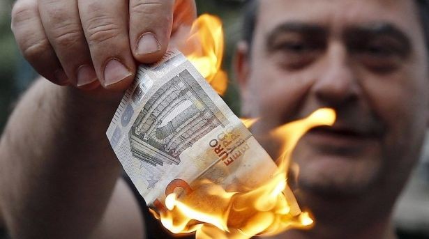 Muž na protest páli 5-eurovku