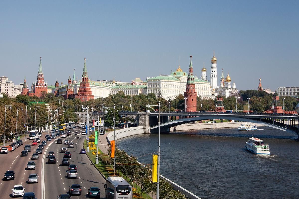 31,66 hodín za týždeň. Ľudia v Moskve nielenže pracujú len 1 646 hodín ročne, ale berú si aj takmer 31 dní dovolenky za rok.
