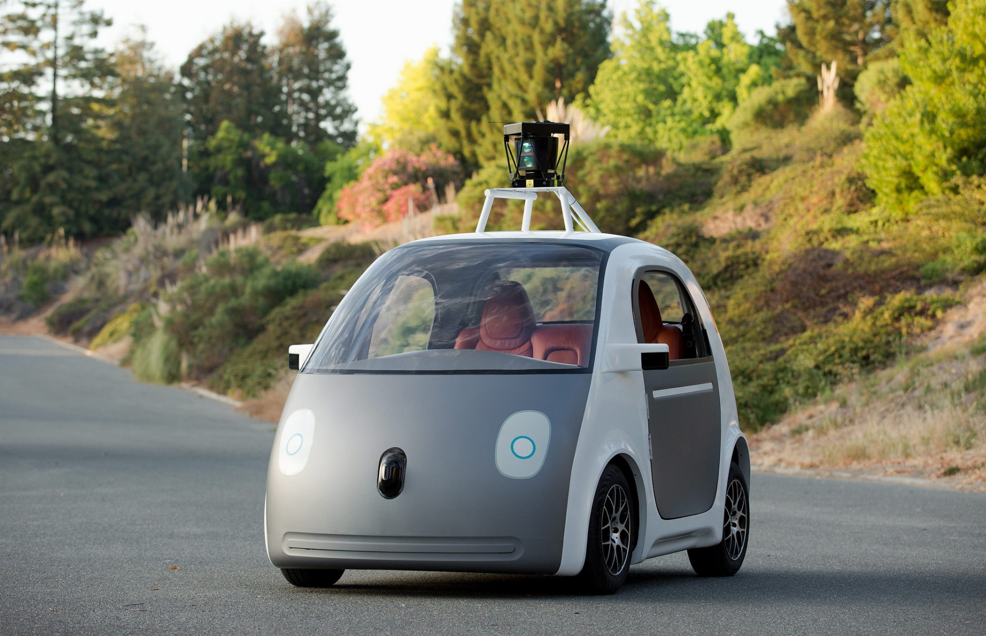 Autonómne automobily od Googlu sa začínajú objavovať na cestách. Budú aj tie vybavené špeciálnou kapotou?