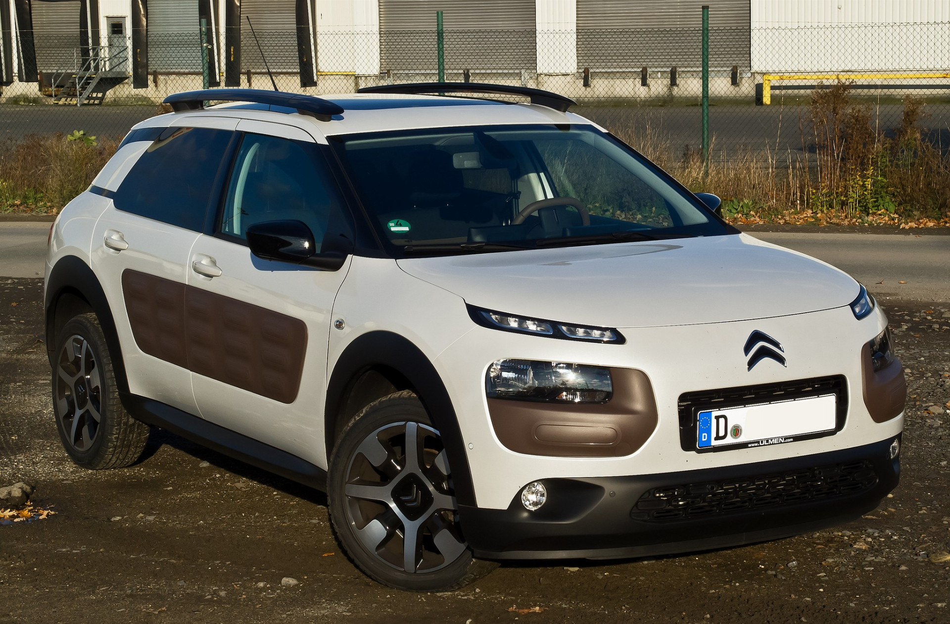 Citroën Cactus, na ktorom použili viac ako tridsať nových, patentom chránených riešení zameraných na komfort. Všetky vraj boli vyvinuté tak, aby boli použiteľné ako z hľadiska vyrobiteľnosti, tak výrobných nákladov pre celý modelový rad značky.