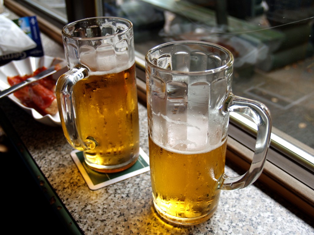 Archaická predstava, že pivo je pre mužov, je dávno prekonaná, nápoje nedelíme podľa pohlavia. „Samozrejme, ženy si radi vyberajú kultivované prostredie, vyžadujú čistotu, dokonalý servis, dobre ošetrené pivo v kvalitnom skle,“ vymenováva Špaček. Napriek tomu odporúča, aby dámy pri pití zlatistého moku namiesto mohutného pollitrového pohára zvolili skôr menšiu a elegantnejšiu „tretinku“. A aby sa držali hesla, že dobrá povesť je viac ako dobrá zábava.