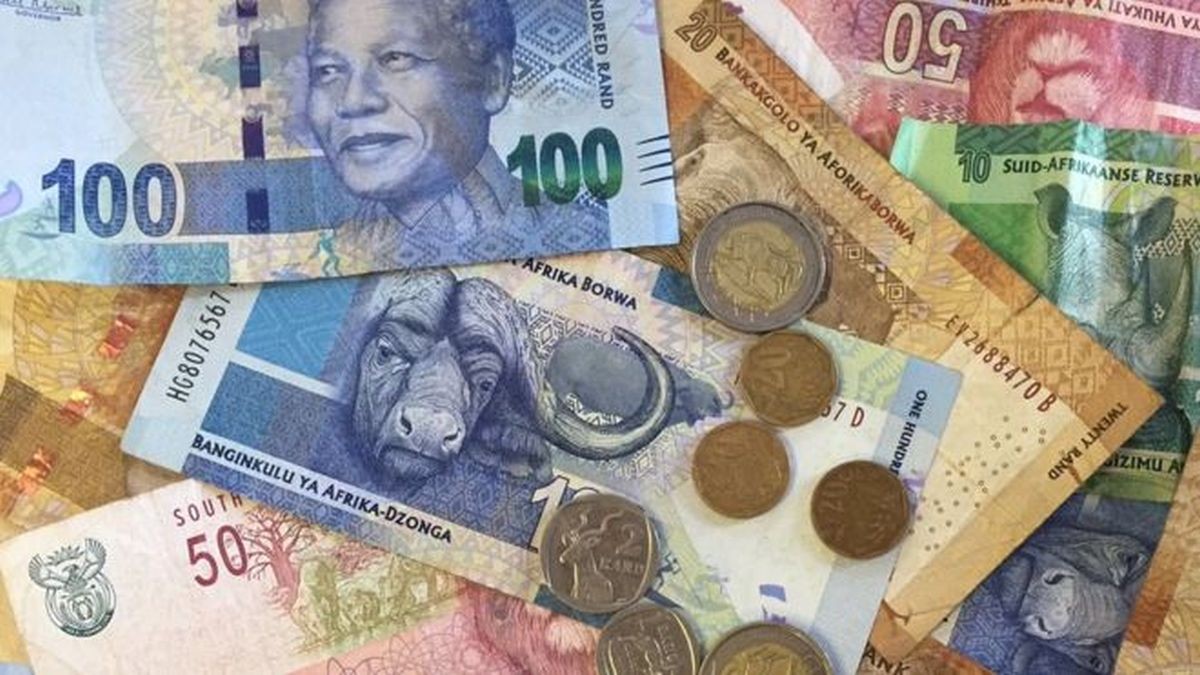 Názov juhoafrickej meny pochádza z holanského pomenovania juhoafrického mesta Witwatersrand, oblasti bohatej na zlato.
