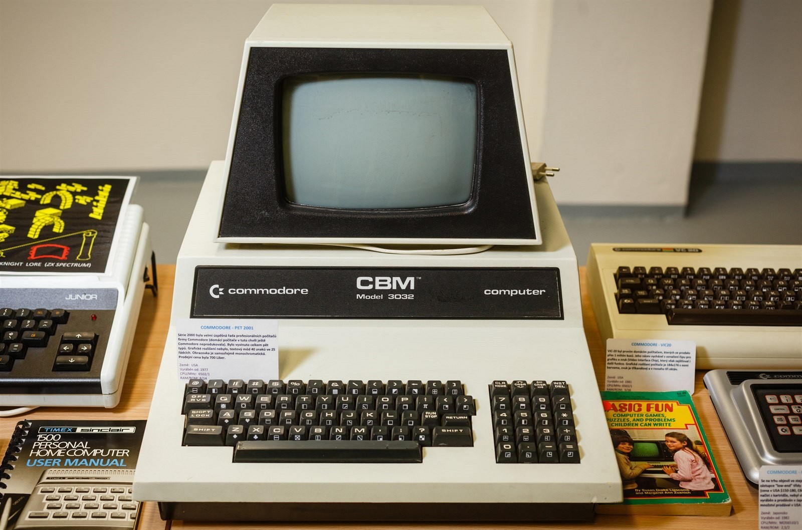 Výstava starej výpočtovej techniky, ktorú nazvali Storočie informácie na Fakulte elektrotechniky ČVUT ukazuje napríklad počítač Commodore CBM 3032 z prelomu 70. a 80. rokov minulého storočia. 