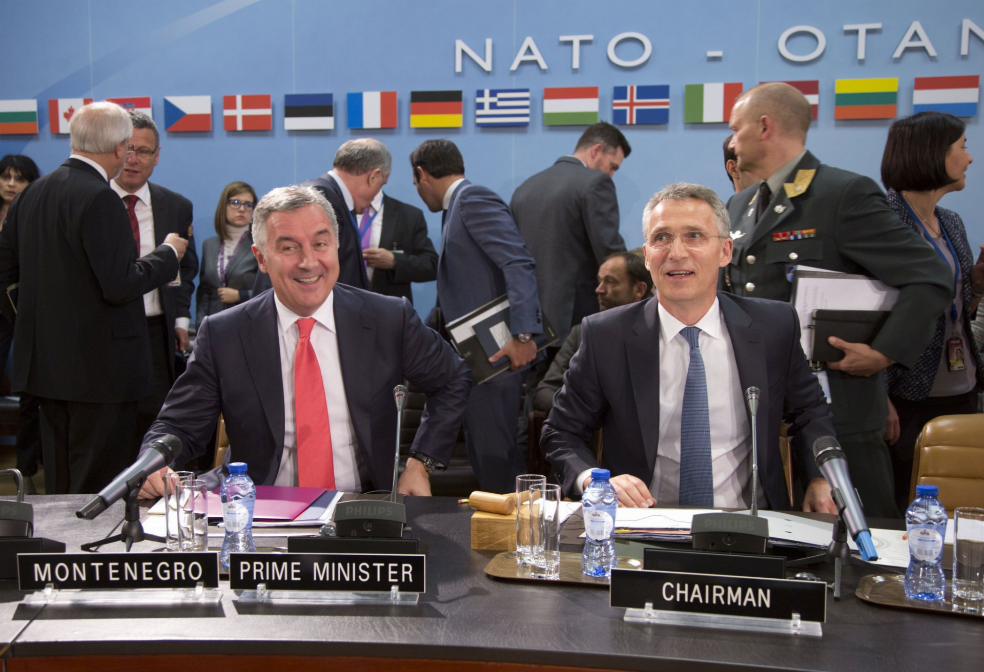 Slovensko odhlasovalo vstup Čiernej Hory do NATO. Na snímke čiernohorský premiér Milo Djukanovič (vľavo) a generálny tajomník NATO Jens Stoltenberg počas zasadnutia Severoatlantickej rady a Čiernej Hory v sídle NATO v Bruseli.