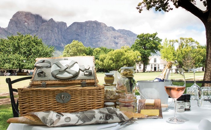 Boschendal Estate je v srdci juhoafrickej vinárskej oblasti Stellenbosch. Hotel vznikol z farmy venujúcej sa poľnohospodárstvu. V jeho centre je usadlosť postavená v roku 1812 a lemujú ho úžasné kulisy hôr a viníc. V reštaurácii nájdete suroviny priamo z farmy, farmársky obchod ponúka nákup i dovoz surovín, nájdete tu i mäsiarstvo, vinárstvo a obchody týkajúce sa cyklistiky. Na pozemku nájdete aj 23 roztrúsených chalúp vrátane tých v štýle Werf, ovocný sad aj historické vilky. Boschendal má tiež skvelé lúky vhodné na pikniky, a to na tie vo full servise aj menej formálne, no súčasťou oboch sú len produkty od tmaojších farmárov. 