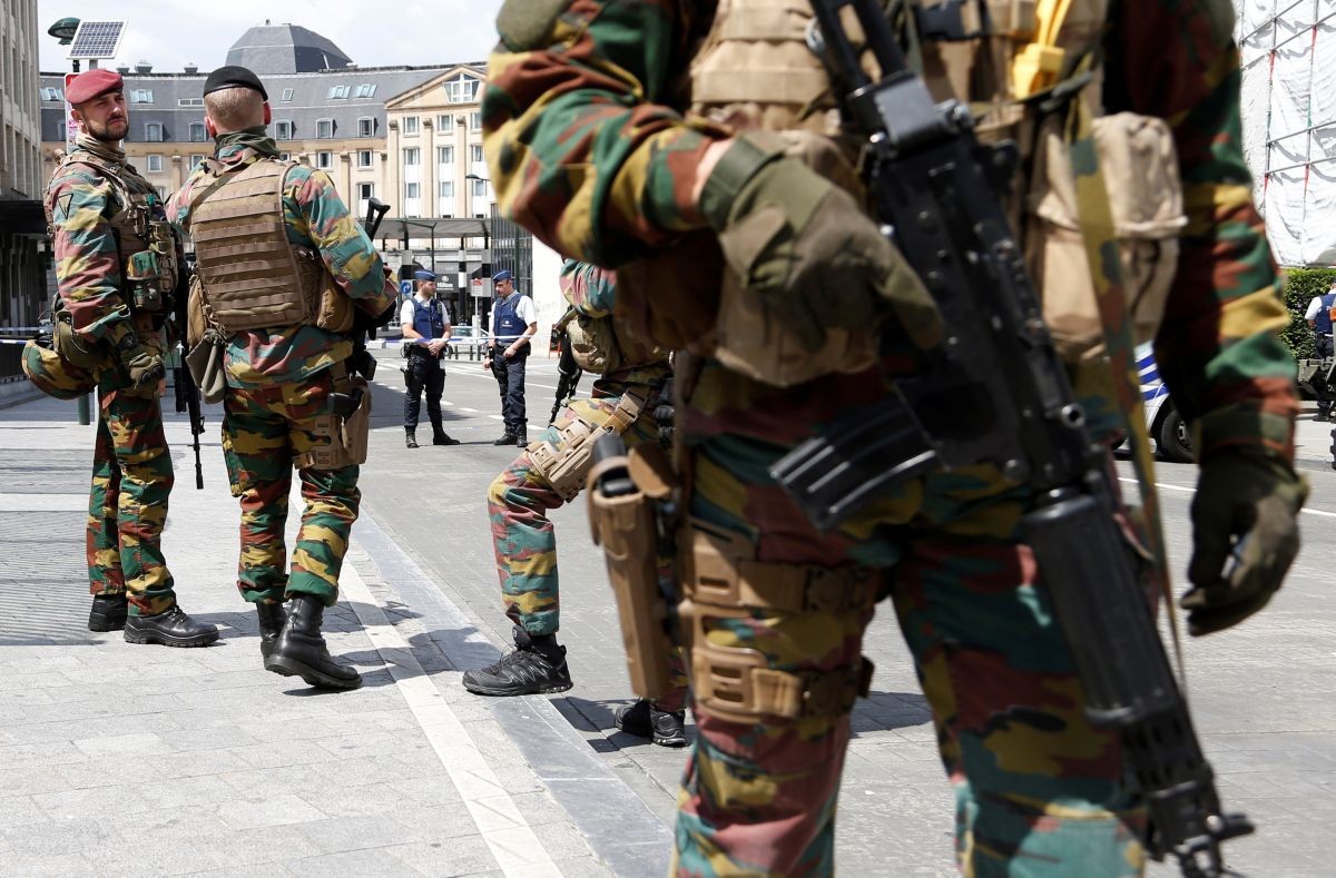 Belgickí vojaci hliadkujú v Bruseli