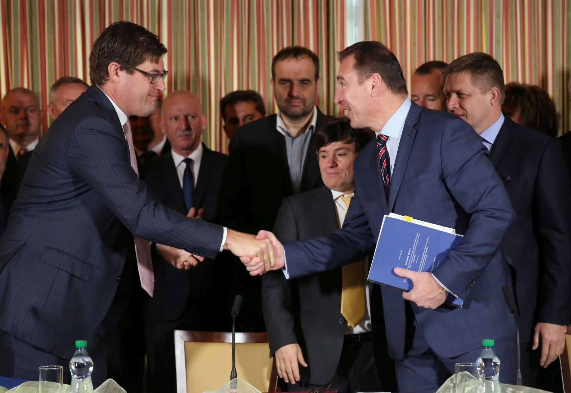 Roman Brecely (na snímke vpravo) ešte v kresle ministra dopravy podpisoval pred pár týždňami zmluvu na obchvat Bratislavy.
