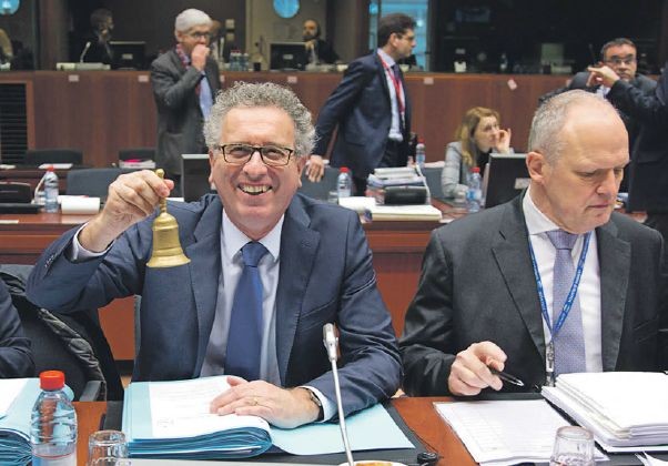 Jedno z rokovaní o dani z finančných transakcií sa konalo vlani v decembri. Na snímke luxemburský minister financií Pierre Gramegna zvoní zvončekom na začiatku stretnutia ministrov financií.