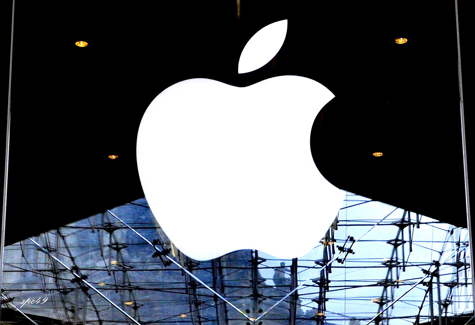 22.	"Prečo Apple zmenil svoj názov spoločnosti Apple Computers Incorporated na Apple Inc.?" – otázka pre kandidáta na funkciu Špecialista.