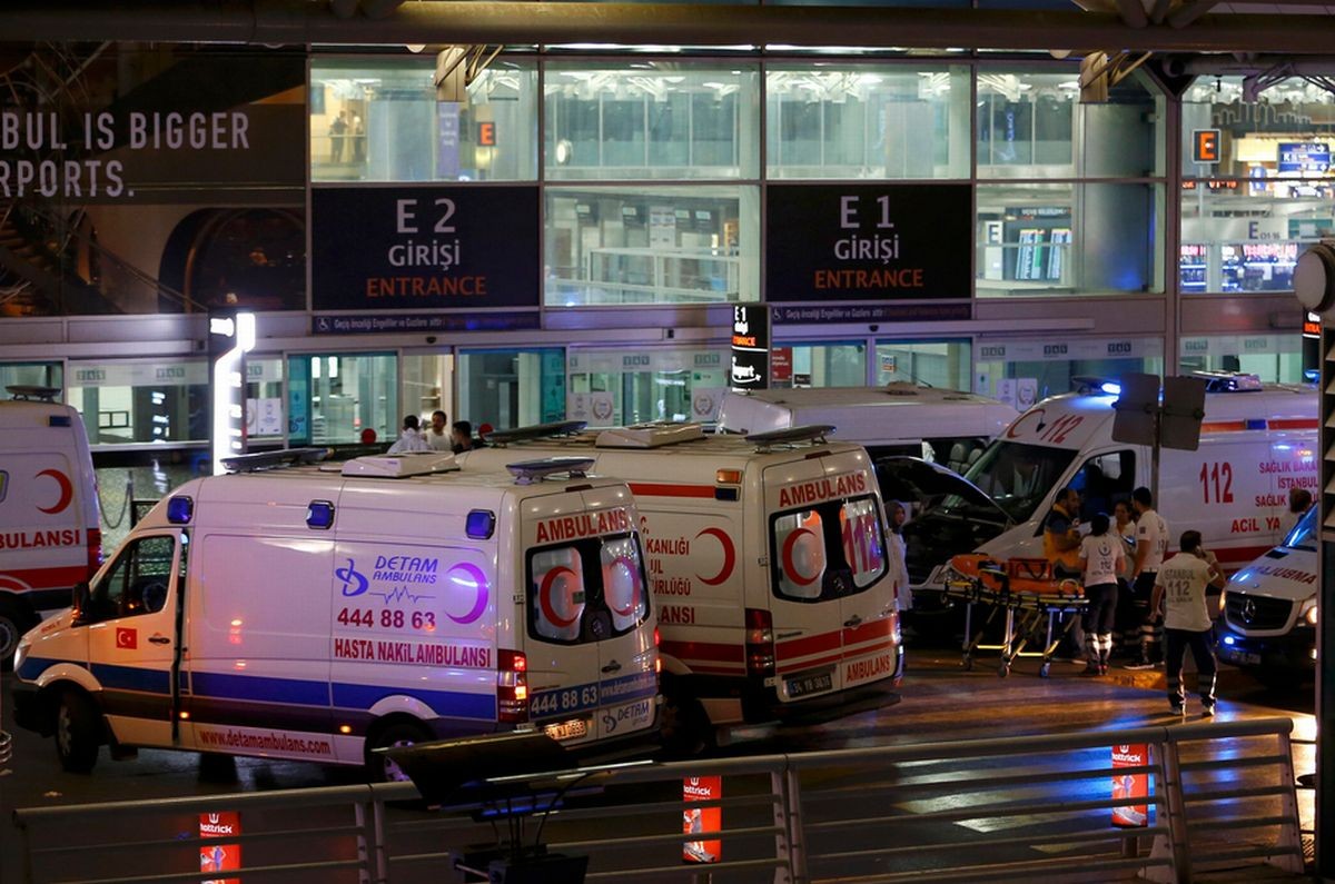 Najmenej desať mŕtvych a mnoho zranených si vyžiadali dva výbuchy a streľba, ktoré dnes večer otriasli Istanbulským Atatürkovým letiskom.