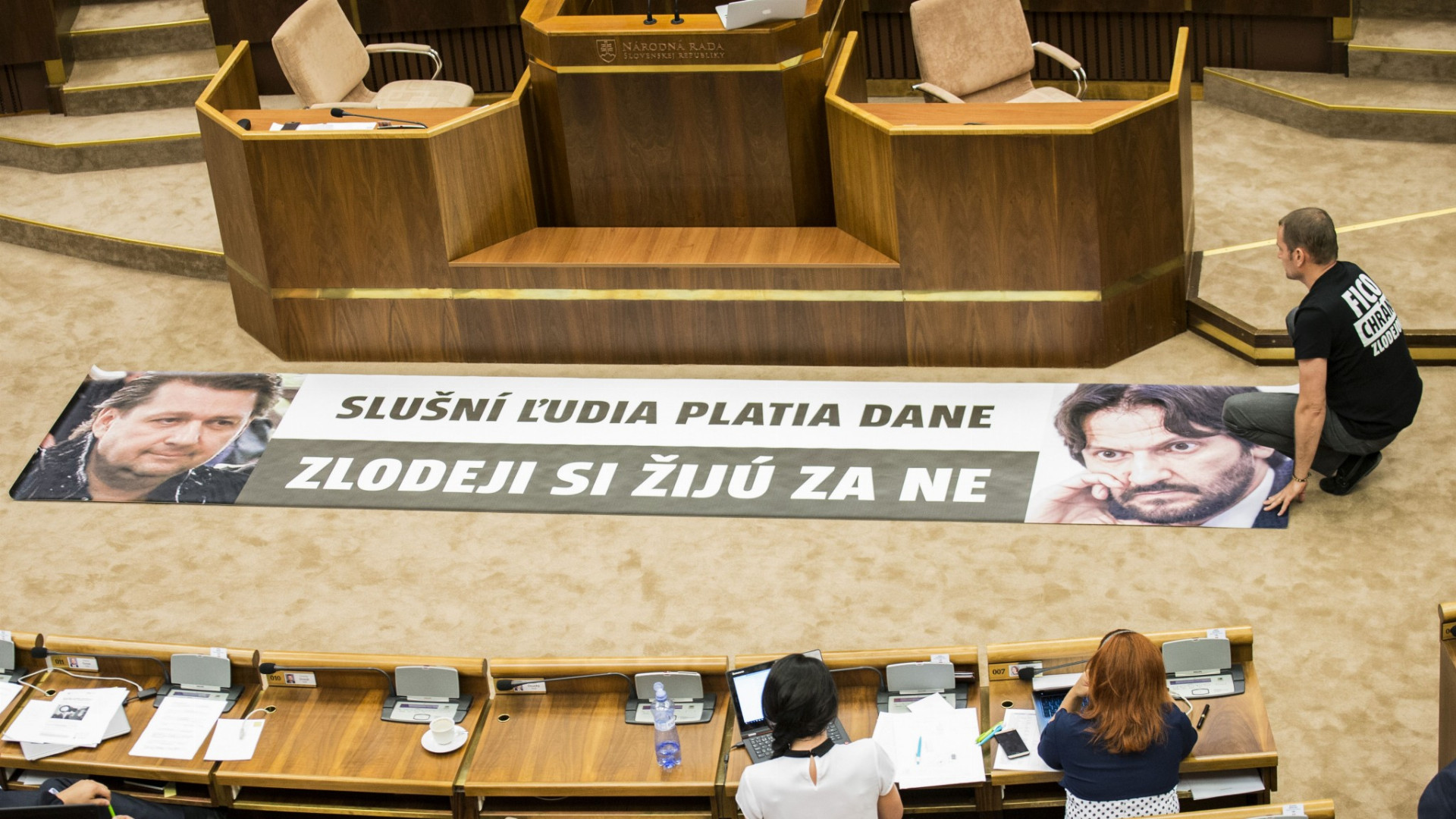 Rozťahovanie transparentov sa nepozdáva predsedovi NR SR Andrejovi Dankovi. Plánuje to obmedziť.