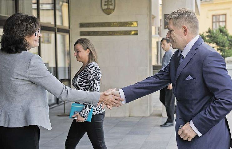 Ministerka spravodlivosti Lucia Žitňanská predstavila protischránkový zákon. Na snímke na stretnutí s premiérom Robertom Ficom.