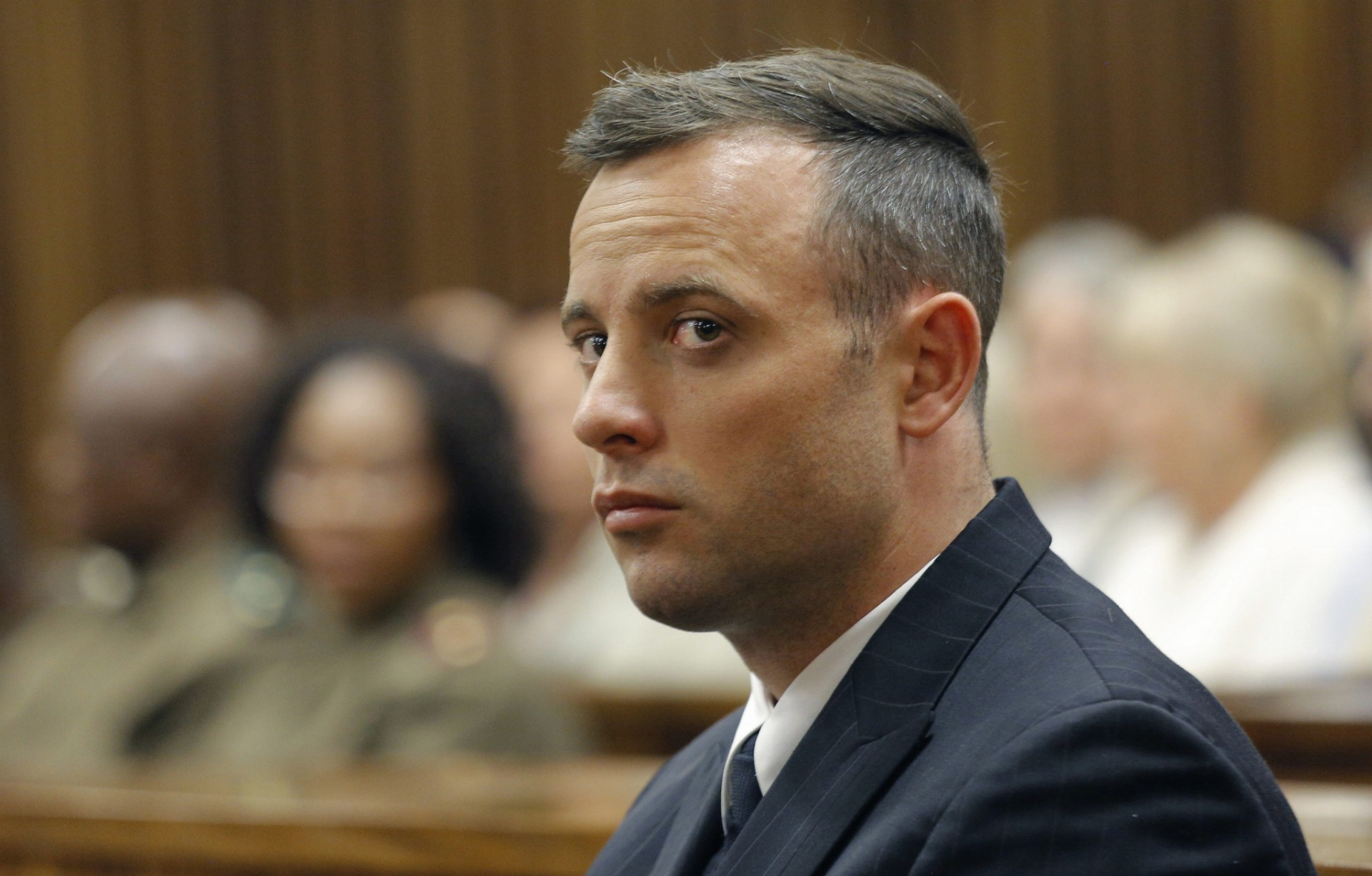 Oscar Pistorius sedí na súde, kde čelí obvineniu z vraždy svojej priateľky.