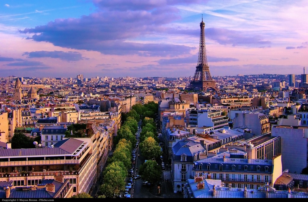 Hlavné mesto Francúzska nájdete v regióne Île-de-France a jeho najznámejšou dominantou je Eiffelova veža, ktorá sa vždy v lete, dôsledkom tepla, rozpína. Po Londýne predstavuje najľudnatejšiu metropolitnú oblasť Európskej únie.  