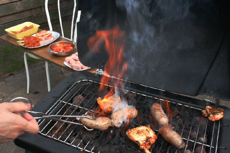 Grilované mäso možno pred samotným opekaním potierať marinádou. 