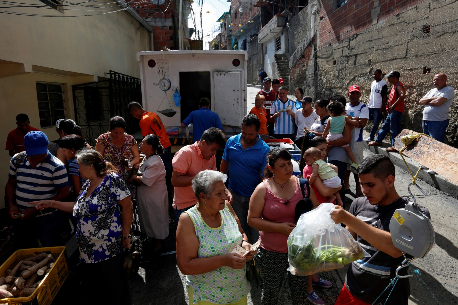 Venezuelu sužuje chudoba, ľuďom chýbajú základné potraviny. Pre ich nedostatok majú aj vysoké ceny.