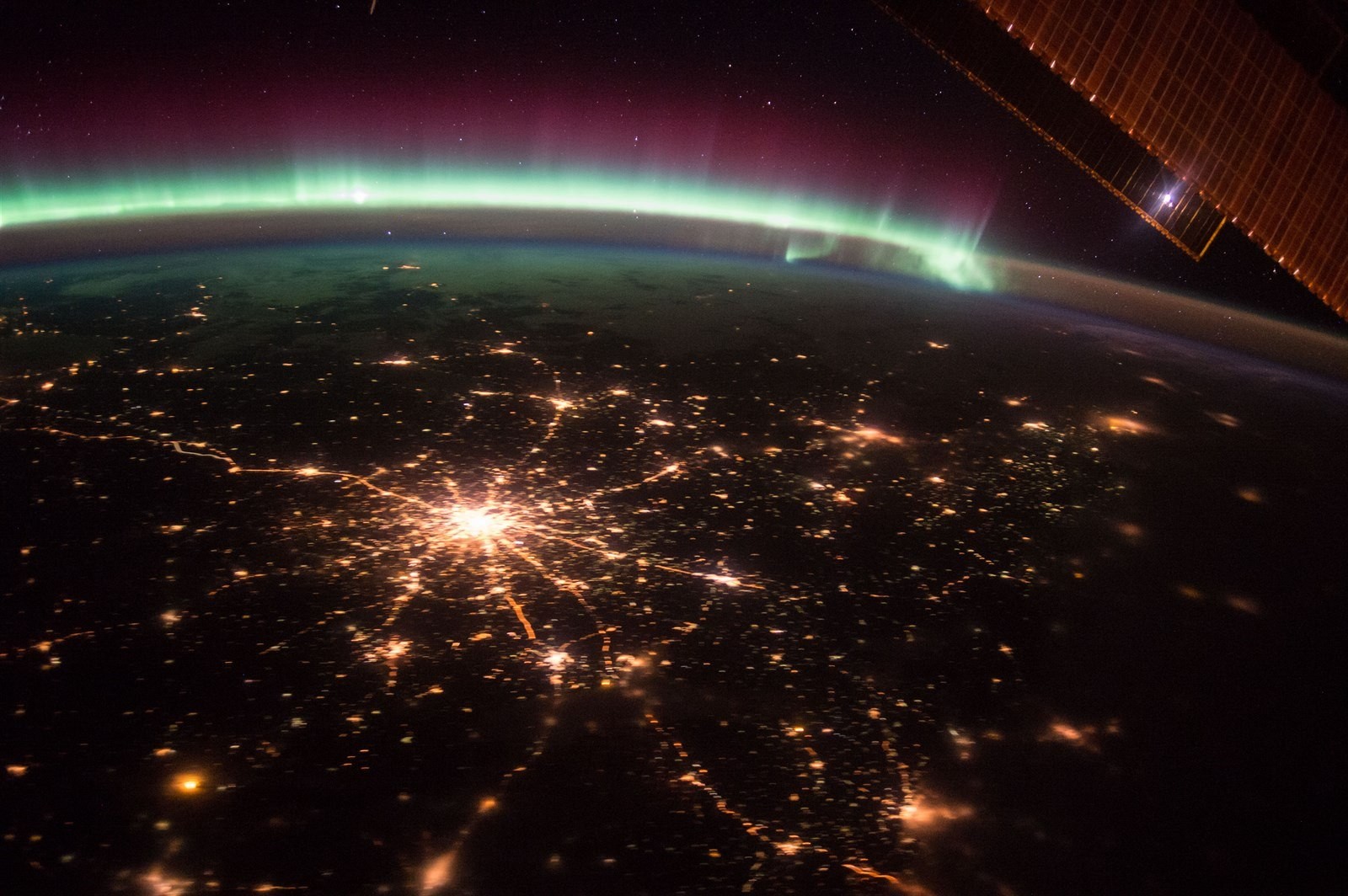 Pohľad na Moskvu z ISS (28mm objektív). 