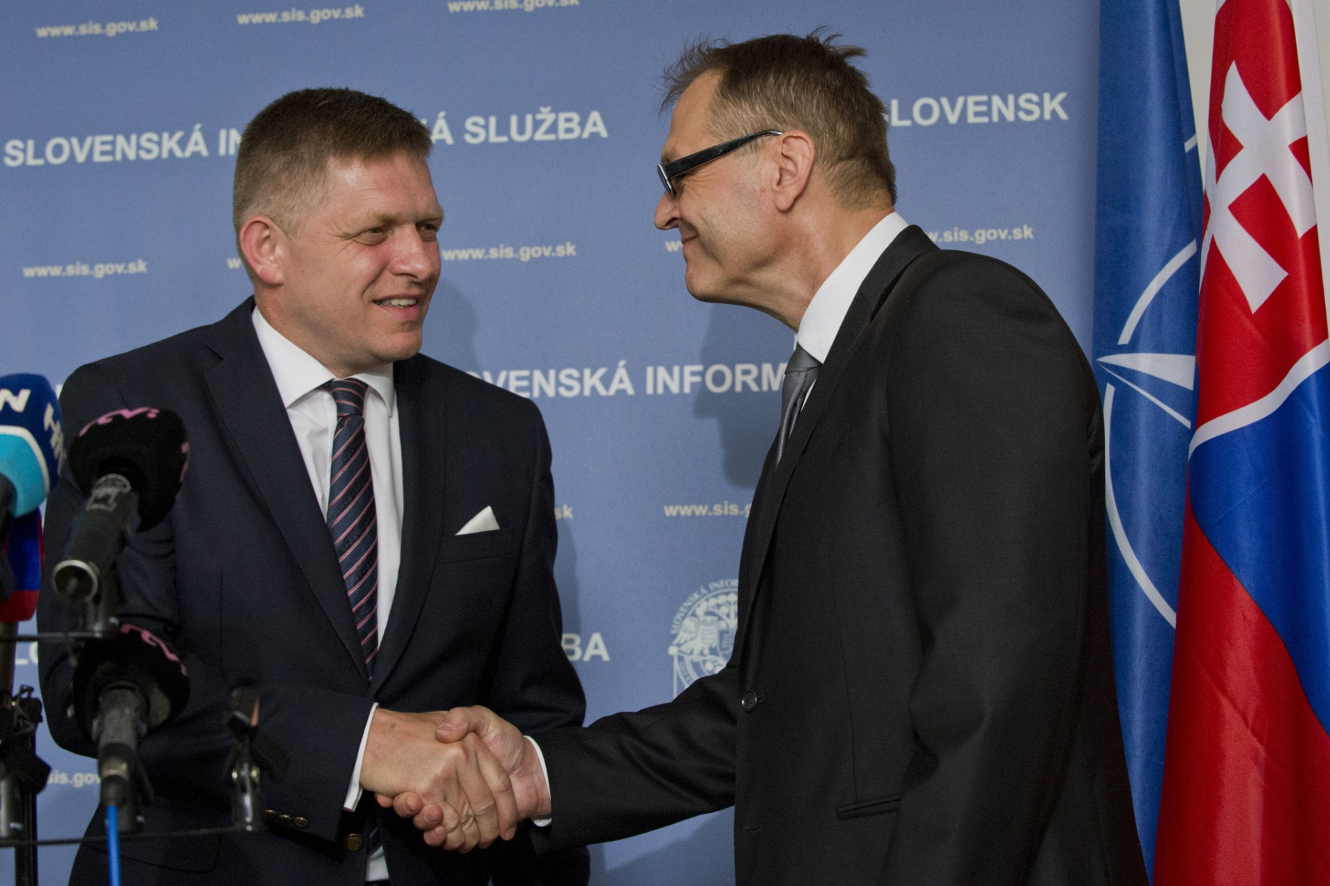 Na snímke vľavo predseda vlády SR Robert Fico a nový riaditeľ Slovenskej informačnej služby (SIS) Anton Šafárik (vpravo) počas brífingu po uvedení do funkcie.
