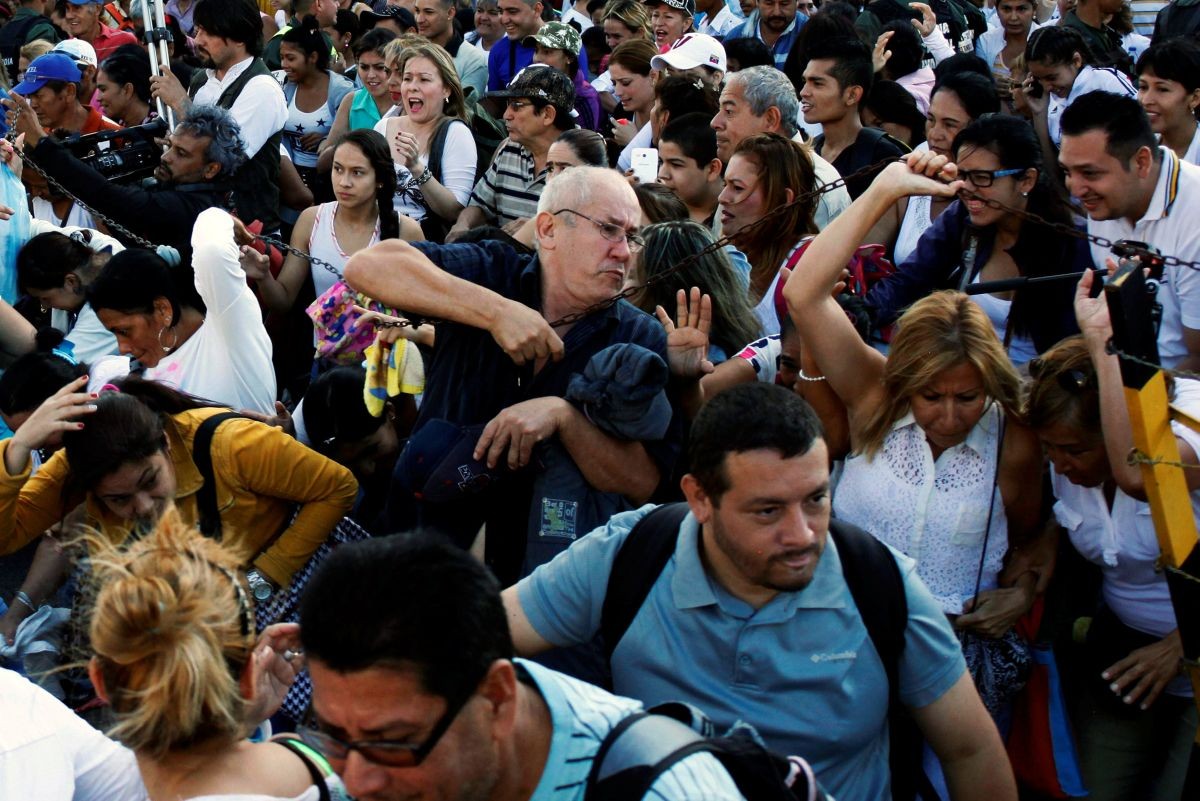 Venezuela otvorila na 12 hodín hranice s Kolumbiou