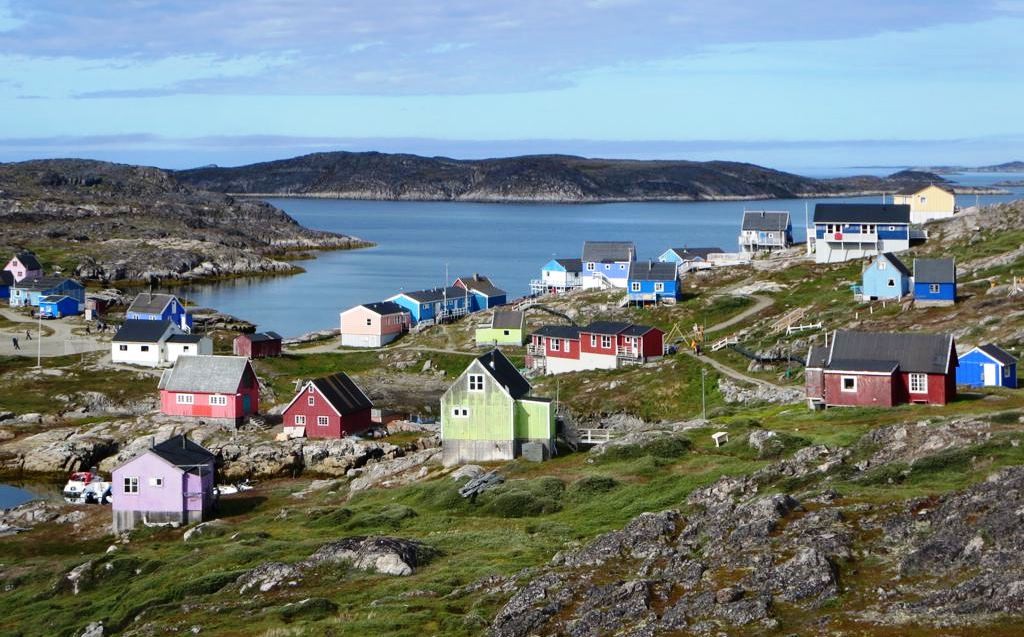 Krajina ľudí, Zelená krajina alebo jednoducho Grónsko – najväčší ostrov na svete, z ktorého je osemdesiatpäť percent trvale skrytých pod niekoľko kilometrov hrubou pokrývkou ľadu. Geograficky patrí ku Severnej Amerike, no kultúrne, politicky a spoločensky má bližšie k Európe. Obýva ho necelých šesťdesiat tisíc ľudí, s ktorými sa pri troche šťastia dohodnete v ich úradnom jazyku -  grónčine. Na ostrove je viac tmy ako svetla a o tom, že aj viac chladu ako tepla sa ani netreba zmieňovať. Ak túžite po najnetradičnejšej z netradičných letných dovoleniek a ak vám k poriadnemu letu chýba už len pár poriadnych ľadových krýh, v Grónsku sa ocitnete na správnej adrese.