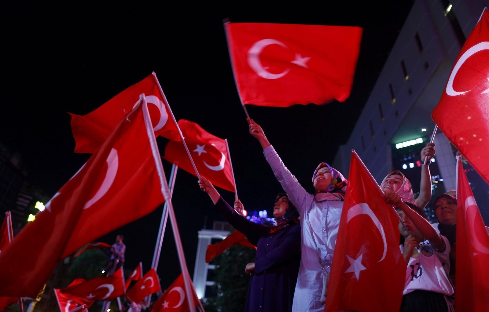  Erdoganovi priaznivci pri budove parlamentu v Ankare (16. júla 2016).
