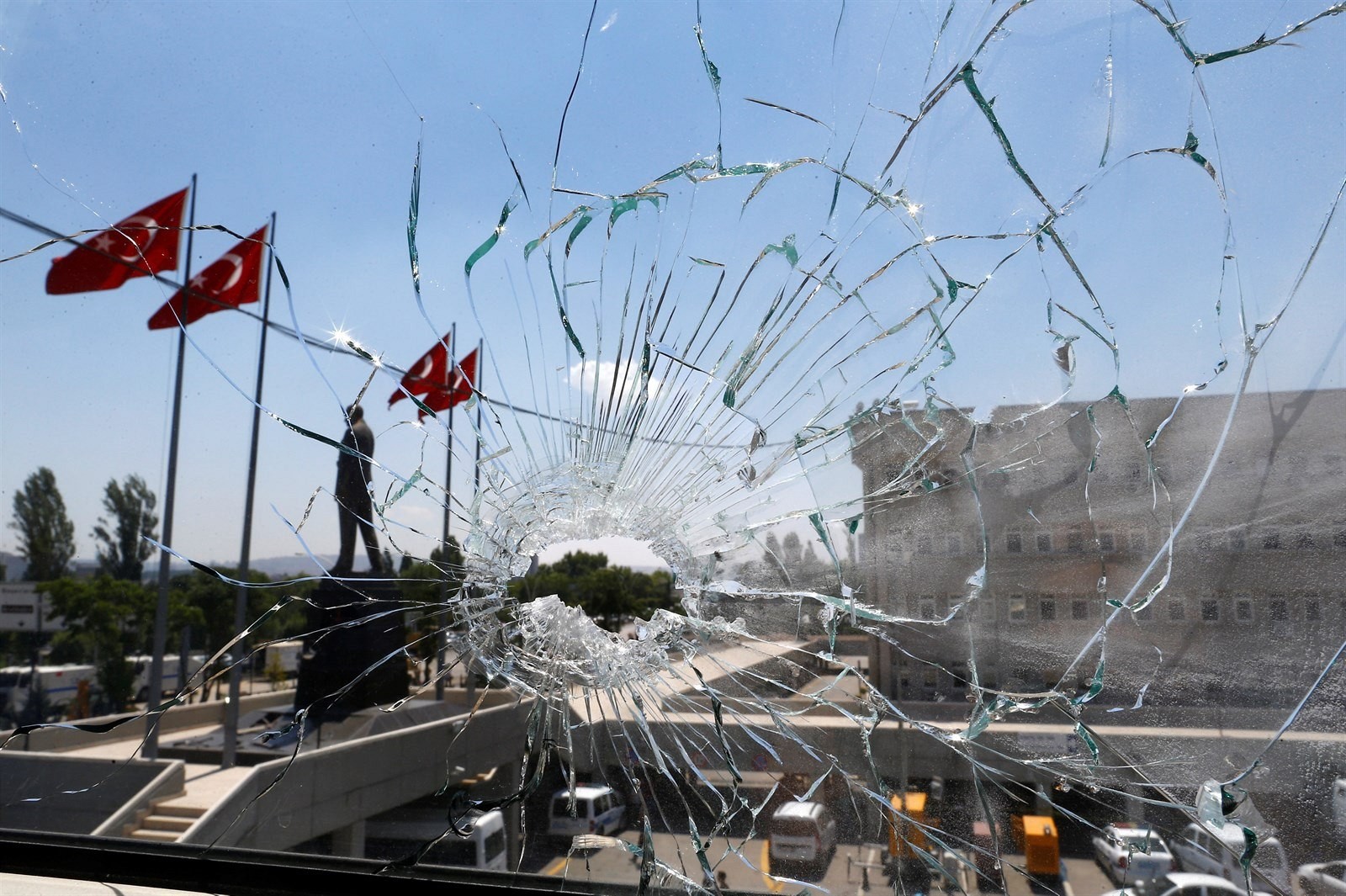 Rozbité okno policajného veliteľstva v Ankare (18. júl 2016)