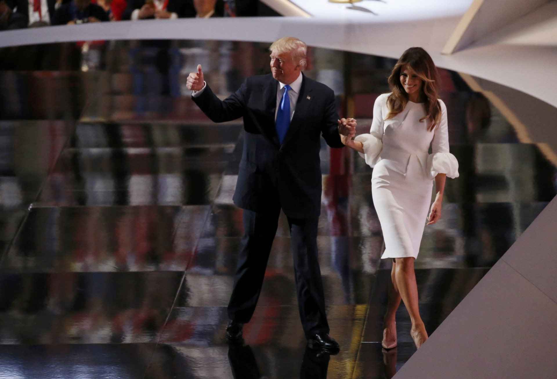 Republikánsky prezidentský kandidát v USA Donald Trump opúšťa javisko so svojou ženou Melaniou potom, čo vystúpil na republikánskom národnom zhromaždení v Clevelande.