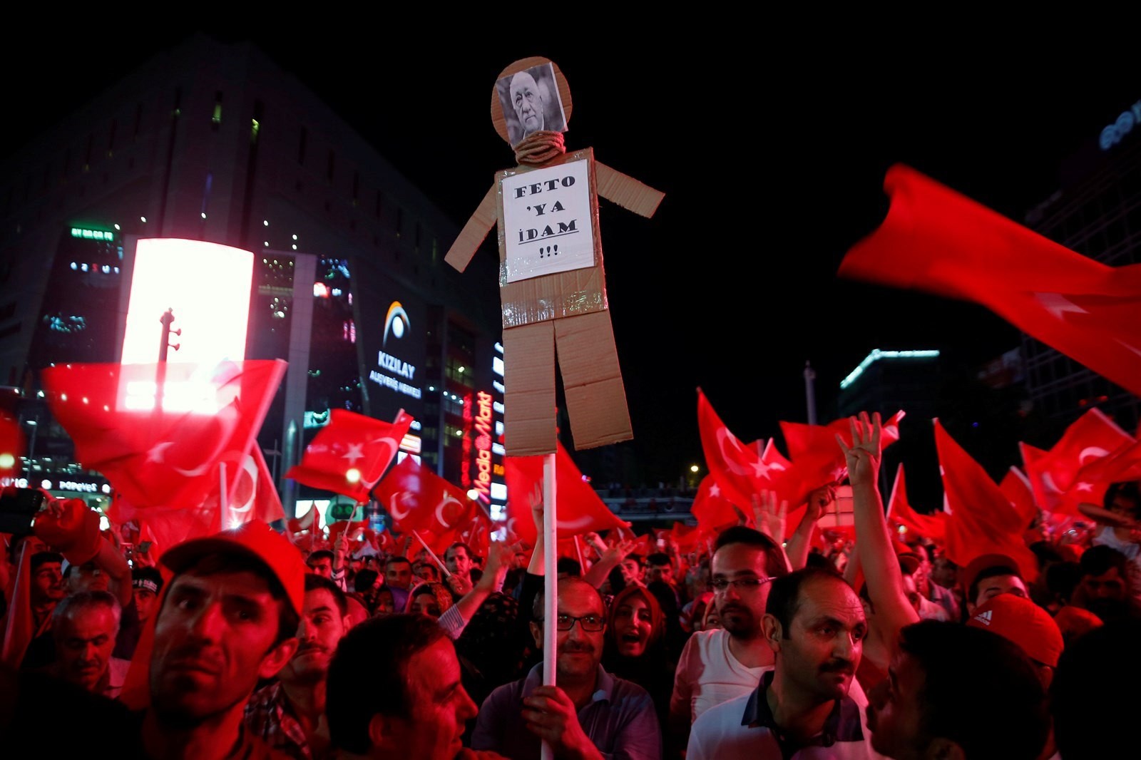 Na provládnej demonštrácii v Ankare sa objavili i atrapy Gülena, ktorého Erdogan obvinil z pokusu o puč.