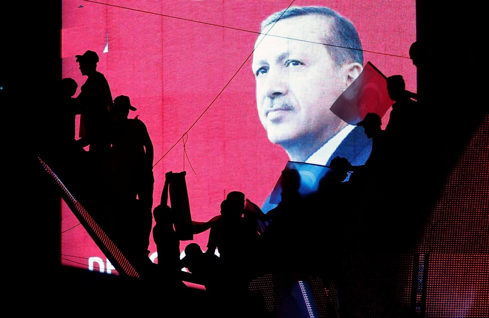 Erdogan v nedeľu pred zhromaždením stúpencov v Istanbule prehlásil, že vláda bude o treste smrti rokovať s opozíciou: „Nebudeme toto rozhodnutie odkladať.“