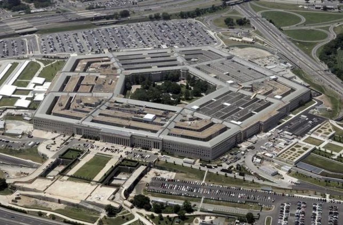 3,2 milióna zamestnancov. Ide o súčasť americkej vlády, ktorá je zodpovedná za bezpečnosť krajiny a riadi jej armádu. Sídli v známej budove - washingtonskom Pentagone.