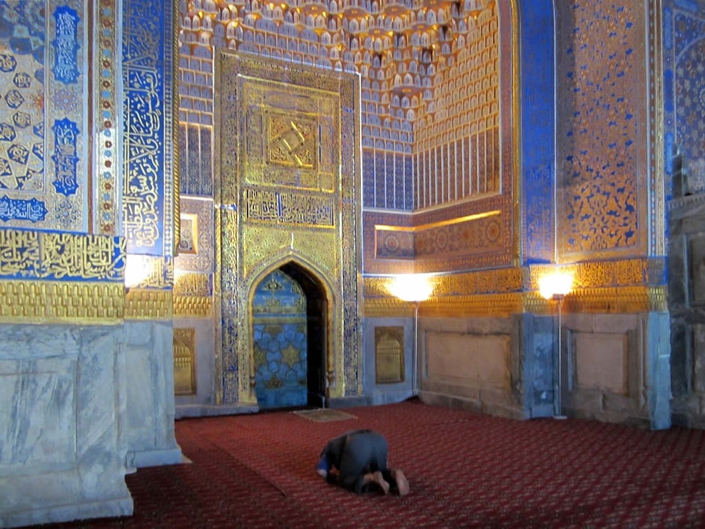 Starobylé mesto Samarkand v Uzbekistane je síce plné domácich, no chudobné na turistov, pretože sem prídu len tí, ktorí poznajú tajomné architektonické bohatstvo. 2500 rokov vyvíjajúca sa história a kultúra miesta je podčiarknutá monumentálnym výhľadom a pochopením, že čas je relatívny. Ideálny čas na návštevu je na jar od mája do júna alebo na jeseň od septembra do novembra. 